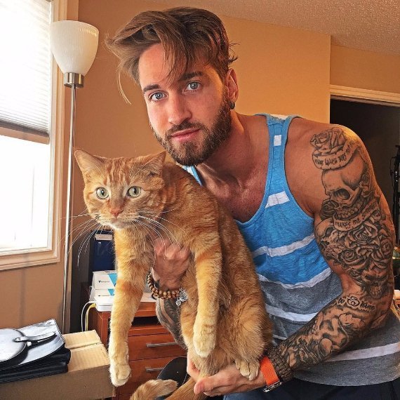 Чоловік з ідеальним тілом замість тренажерів використовує кота. ФОТО. ВІДЕО