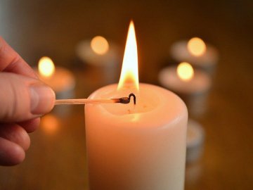 Луцький священник радить під час домашньої молитви запалювати стрітенські свічки. ВІДЕО