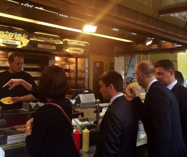 У Німеччині Яценюк їв сосиски у фаст-фуді. ФОТО