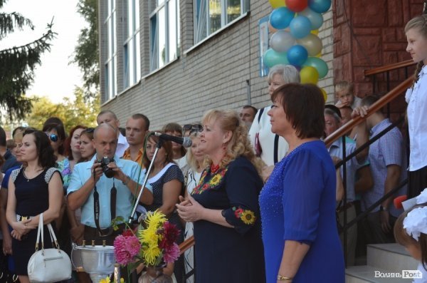 Депутати Луцькради вручили подарунки школярам, які вчились на відмінно. ФОТО