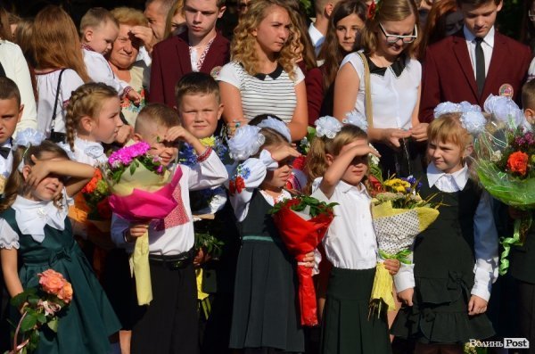 Депутати Луцькради вручили подарунки школярам, які вчились на відмінно. ФОТО