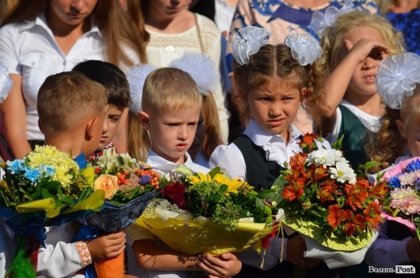 Депутати Луцькради вручили подарунки школярам, які вчились на відмінно. ФОТО