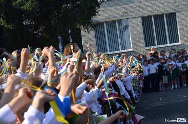 Депутати Луцькради вручили подарунки школярам, які вчились на відмінно. ФОТО