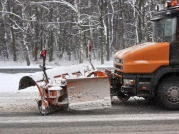 Луцькі дороги від снігу чистять шість машин