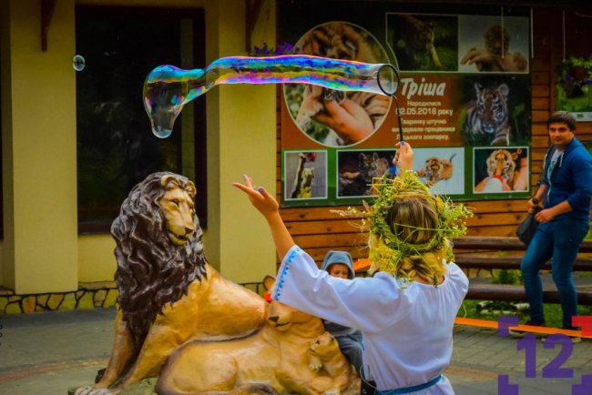 Плетіння вінків та показове годування тварин: як минула ніч у луцькому зоопарку. ФОТО