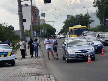 У Луцьку не поділили дорогу дві автівки. ФОТО
