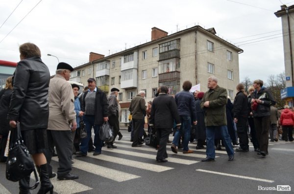 У Луцьку вкладники «Західінкомбанку» перекрили дорогу. ФОТО