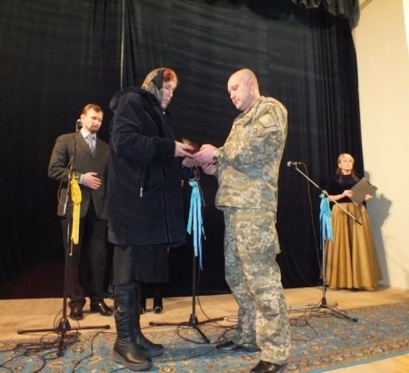 У Рожищі матері загиблого «кіборга» вручили орден, присвоєний йому посмертно. ФОТО