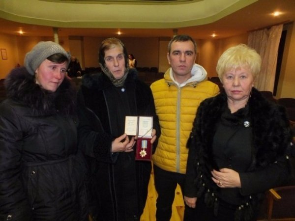 У Рожищі матері загиблого «кіборга» вручили орден, присвоєний йому посмертно. ФОТО