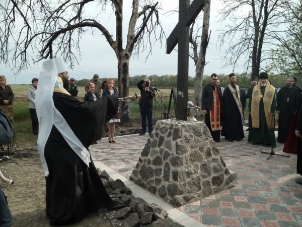 Митрополит Михаїл провів панахиду за загиблими у Волновасі. ФОТО