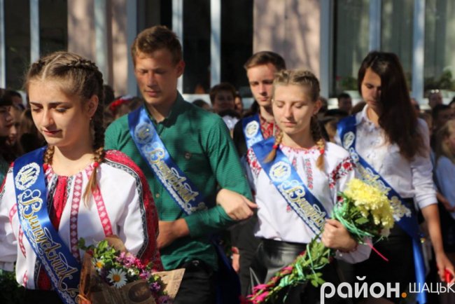 Волинські випускники зворушливо подякували вчительці