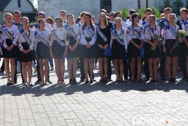 Волинські випускники зворушливо подякували вчительці