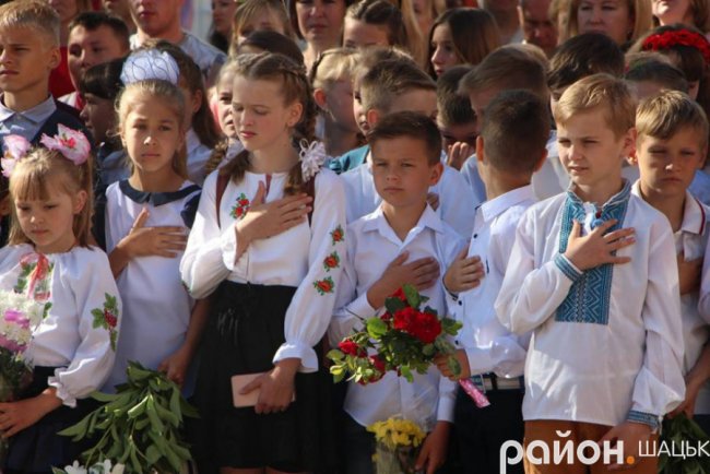 Волинські випускники зворушливо подякували вчительці