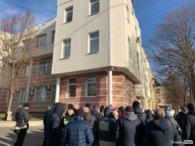 Мітингувальники біля офісу муніципалів вимагають зустрічі з Юлією Сиротинською. ОНОВЛЕНО