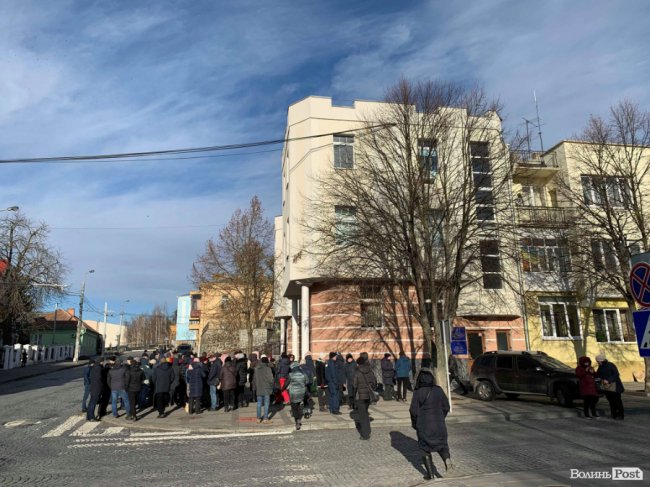 Мітингувальники біля офісу муніципалів вимагають зустрічі з Юлією Сиротинською. ОНОВЛЕНО