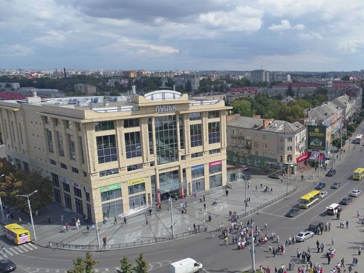 У Луцьку перекрили рух в центральній частині міста: як курсуватиме транспорт