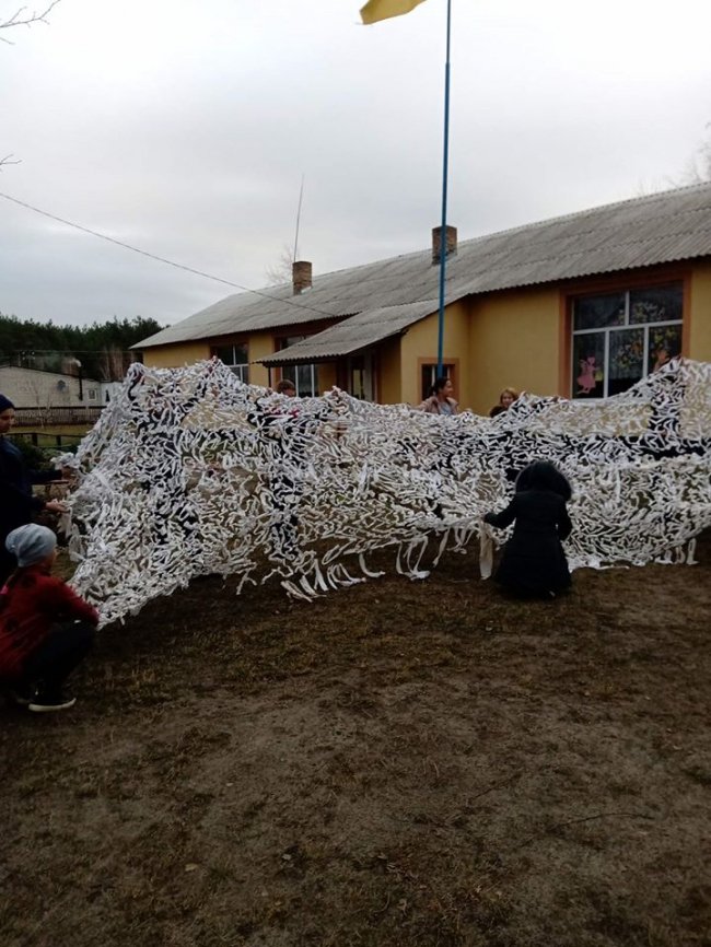 Кожен вузлик зав’язаний з любов’ю: волинські школярі сплели маскувальну сітку для воїнів