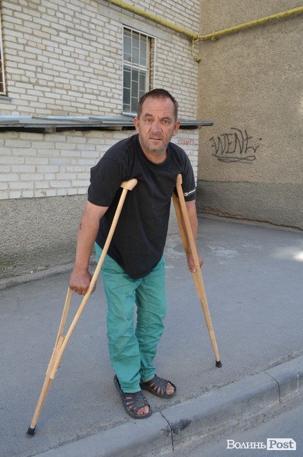 Безхатькові, який живе під сходами луцького будинку, подарували милиці