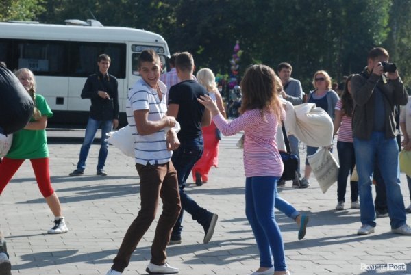Як билися подушками в Луцьку. ФОТО