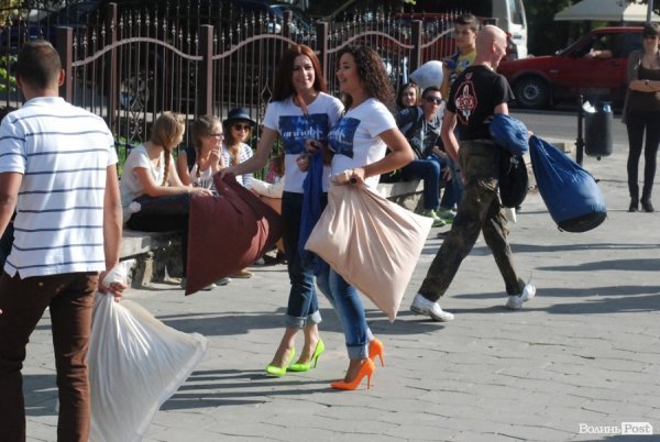 Як билися подушками в Луцьку. ФОТО