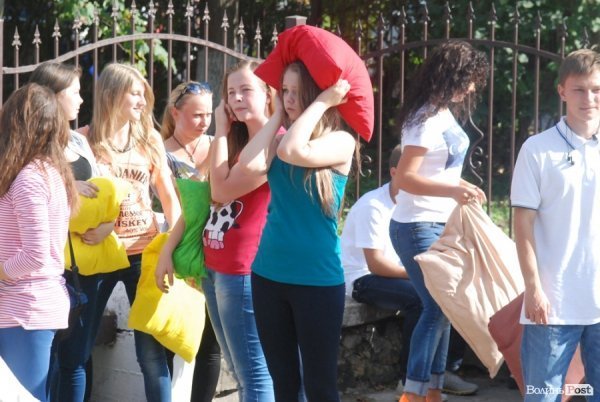 Як билися подушками в Луцьку. ФОТО