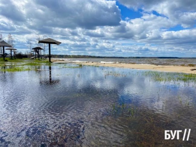 Пляжі на Світязі пішли під воду