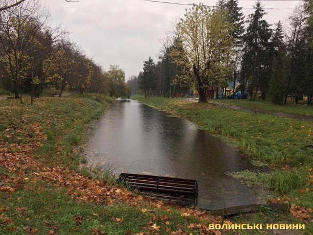 У парку Луцька вандали повикидали лавки в воду