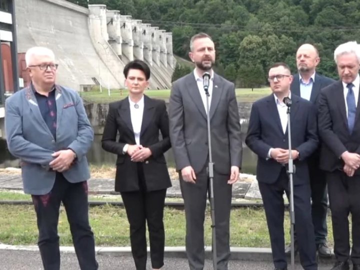Польський міністр оборони заявив, що українці в Польщі повинні повернутись на Батьківщину і служити