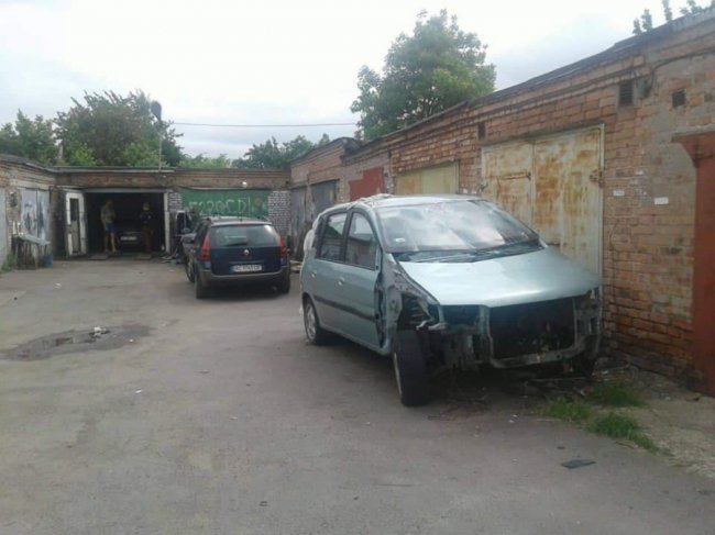 У Луцьку чоловік влаштував автомайстерню в гаражному кооперативі. ФОТО