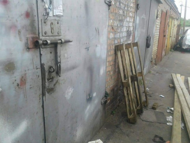 У Луцьку чоловік влаштував автомайстерню в гаражному кооперативі. ФОТО