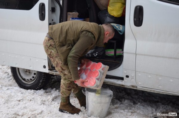 Луцька «Батьківщина» передала на передову смаколики та ремнабори для бійців