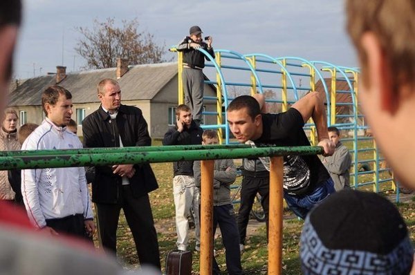 «Street Workout» в Ківерцях: віджимання на брусах. ФОТО