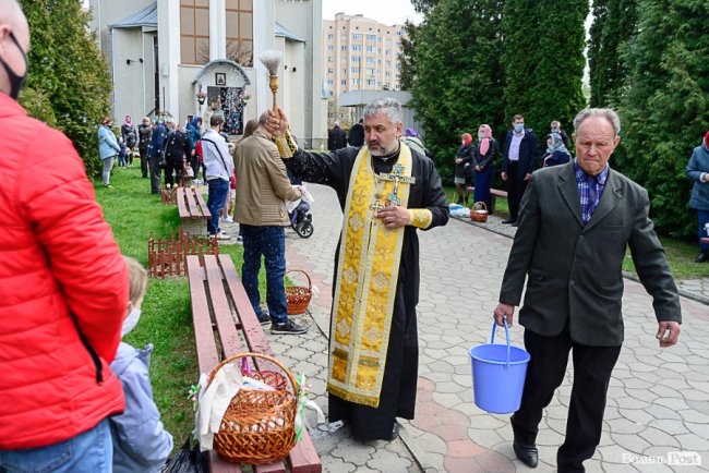У Луцьку вже почали освячувати великодні кошики. Фото