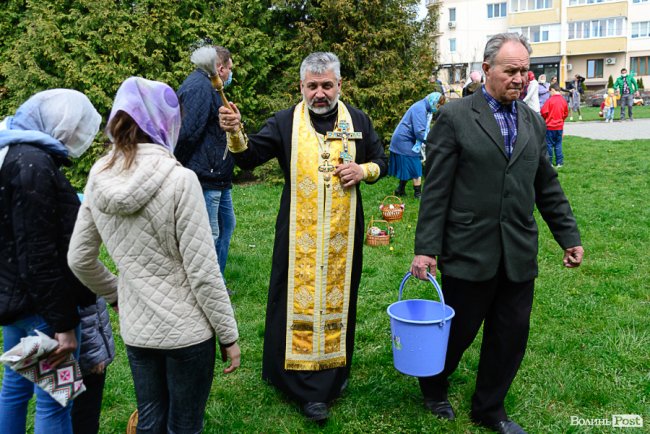 У Луцьку вже почали освячувати великодні кошики. Фото