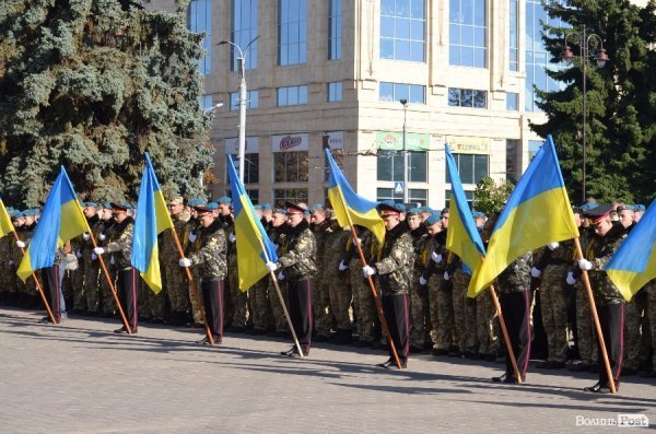 Сотні ліцеїстів склали присягу на головній площі Луцька. ФОТО