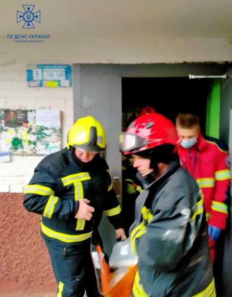 У Луцьку рятувальники допомогли травмованій жінці, яка не могла вибратися з квартири. ФОТО
