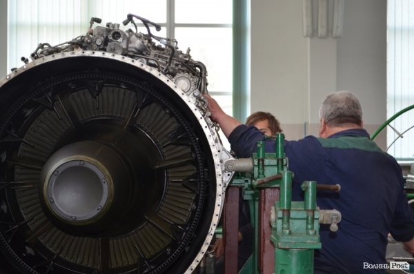 Працівники розкручують двигун