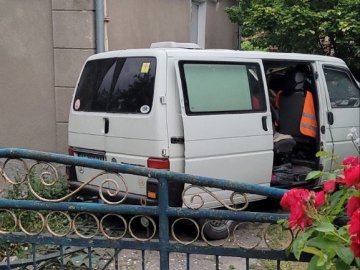 У Луцьку бус зніс паркан та влетів у приватне подвір’я: у поліції розповіли подробиці ДТП