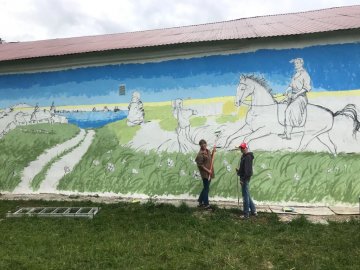 Волинянка і переселенець з Харківщини створюють картину-мурал
