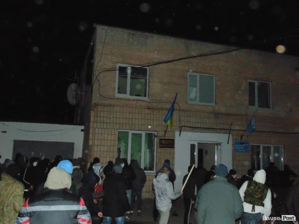  У Луцьку підпалили офіс Партії регіонів. ФОТО. ВІДЕО