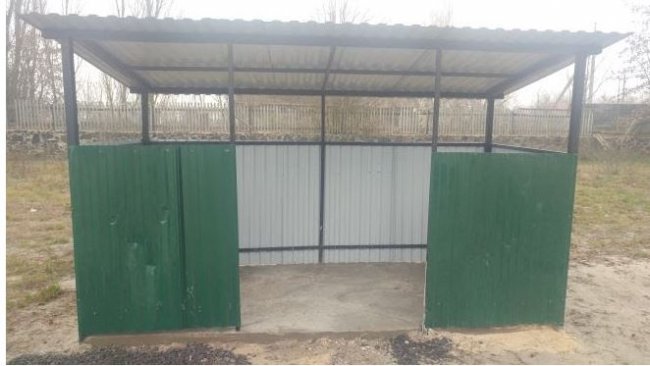 У районі на Волині понищили нещодавно встановлені контейнери для сміття. ФОТО