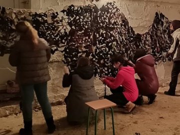 В одному з укриттів лучани плетуть маскувальні сітки для військових. ФОТО