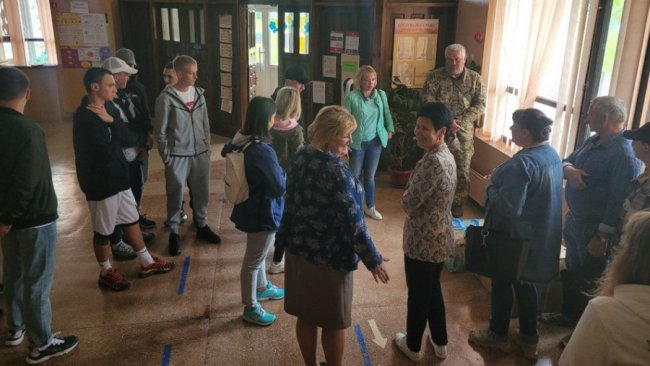 Замість випускного – допомогли ЗСУ: у Луцьку одинадцятикласники придбали генератор для військових