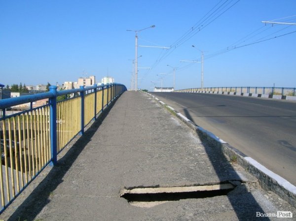 На мості у Луцьку – метрові дірки. ФОТО