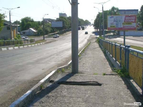 На мості у Луцьку – метрові дірки. ФОТО