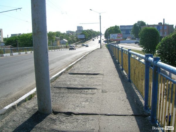 На мості у Луцьку – метрові дірки. ФОТО