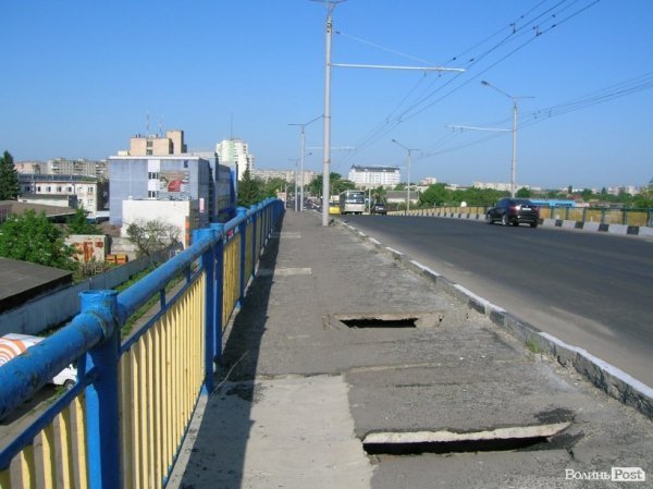 На мості у Луцьку – метрові дірки. ФОТО