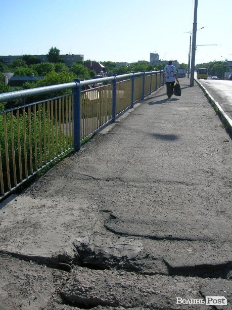 На мості у Луцьку – метрові дірки. ФОТО