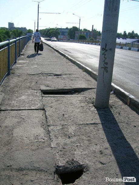 На мості у Луцьку – метрові дірки. ФОТО