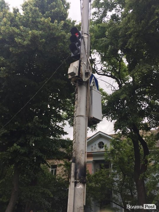 У Луцьку зупинився транспорт через палаючий світлофор. ФОТО
